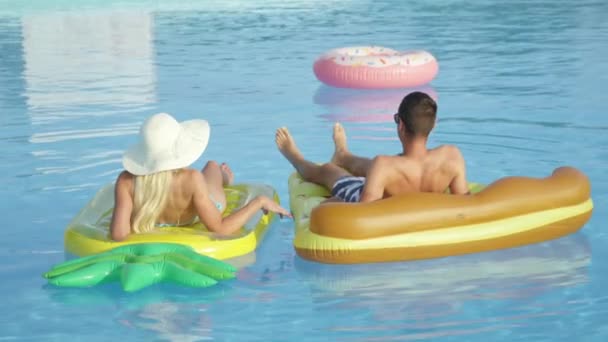 Zblízka Nelze Rozpoznat Mladý Pár Dovolené Pizzu Ananas Floaties Bazénu — Stock video
