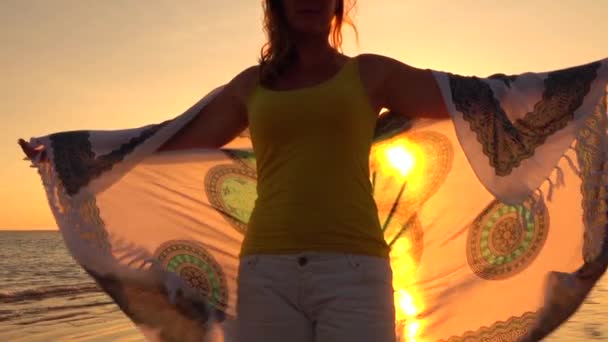 Fermer Lent Motion Silhouette Jeune Femme Debout Sur Plage Agitant — Video