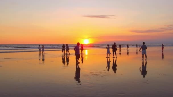 Kuta Bali Indonésia Maio 2017 Praia Kuta Repleta Pessoas Amigos — Vídeo de Stock