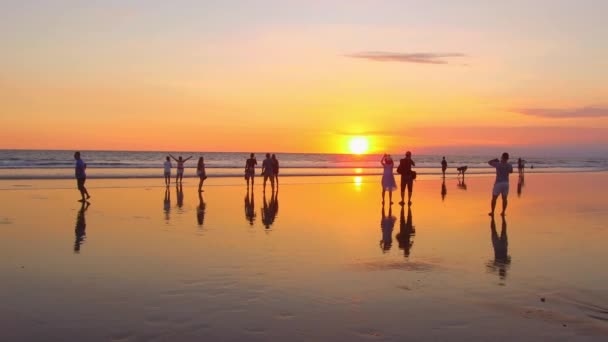 Kuta Bali Indonésia Maio 2017 Praia Kuta Repleta Pessoas Amigos — Vídeo de Stock