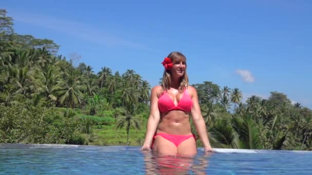 Ağır Çekim Yakın Çekim Sonsuzluk Havuzu Kenarında Oturan Harika Palmiye — Stok video