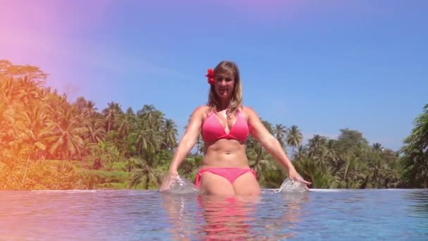 Zeitlupe Nahaufnahme Glückliches Kaukasisches Mädchen Das Wassertropfen Infinity Pool Einem — Stockvideo