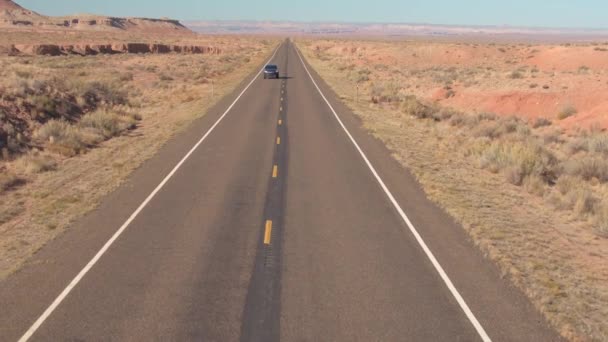 Cerrar Aerial Coche Suv Negro Conduciendo Hacia Cámara Desierto Vacío — Vídeo de stock