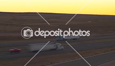 Amarillo Texas ABD - 5 Aralık 16: hava otomobil ve navlun yarı kamyon kargo Türkiye genelinde taşıma karayolu üzerinde sürüş. Gün batımında mal çekme konteyner kamyon teslim taşıyıcı.