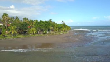 Anteni, Clsoe Up: Güzel renkli villalar, bungalovlar zekâ thetched çatılar ve oceanfornt tatil evleri muhteşem deniz kıyısında güneşli Bali Adası. Turistler kumlu mercan kayalığı plaj keyfi