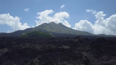 Hava yakın kadar uçan yukarıda kaba taşlı siyah lav arazi ve gri küllü volkanik toprak, Bali, Endonezya Mount Batur dağ aralığının toot. Kintamani yanardağ krater, dramatik peyzaj