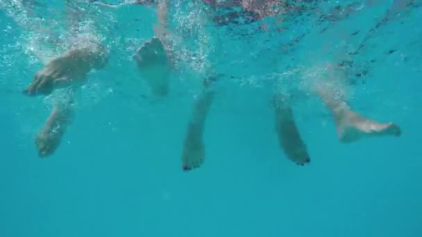 Slow Motion Close Underwater Trzy Nierozpoznawalne Wesołe Dziewczyny Pluskające Wodą — Wideo stockowe