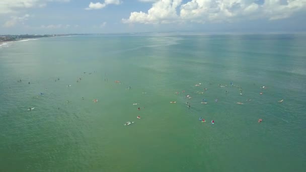 Antenne Surfers Surfplanken Peddelen Naar Overvolle Line Paardrijden Golven Populaire — Stockvideo