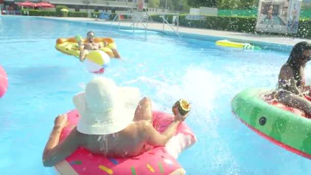 Ağır Çekim Yakın Kadar Öğrenciler Bahar Havuz Partisinde Renkli Floaties — Stok video