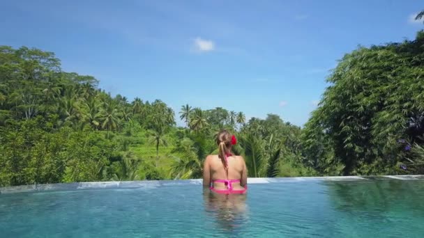 Antenne Nahaufnahme Unkenntlich Junge Frau Rosa Bikini Chillt Infinity Pool — Stockvideo