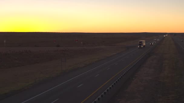 Luchtfoto Close Auto Vracht Semi Vrachtwagens Geladen Met Goederen Rijden — Stockvideo