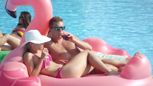 Slow Motion Close Glimlachend Verliefd Stel Dat Drankjes Drinkt Roze — Stockvideo