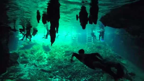 Podwodny Niski Kąt Widoku Zbliżenie Zatłoczony Wielki Cenote Zapadlisko Pełne — Wideo stockowe