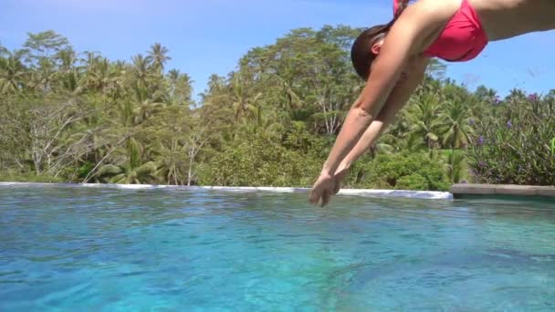 Lenta Moción Cerrar Lentes Flare Mujer Joven Bikini Rosa Saltando — Vídeo de stock