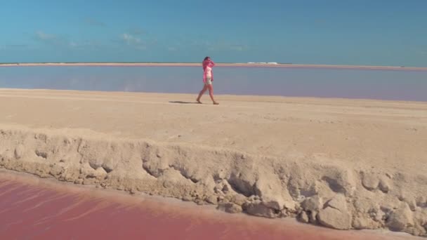 Antenn Närbild Attraktiv Ung Kvinna Promenader Längs Sandstranden Banken Kring — Stockvideo