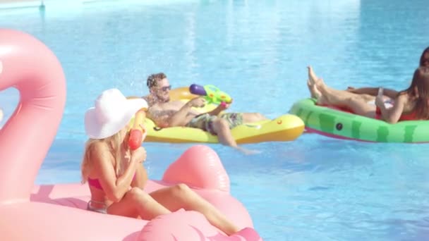 Low Motion Chiudi Happy Studenti Sorridenti Hanno Lotta Pistola Acqua — Video Stock