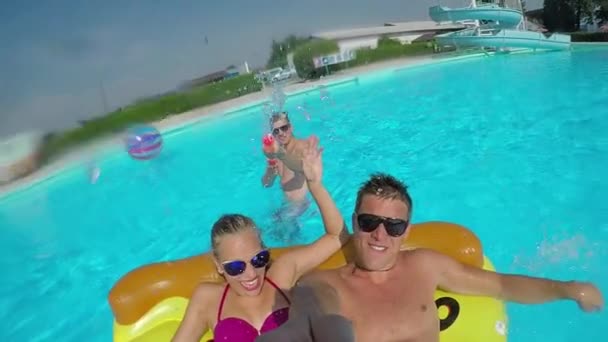 Slow Motion Selfie Leende Unga Människor Njuter Färgglada Floaties Poolparty — Stockvideo