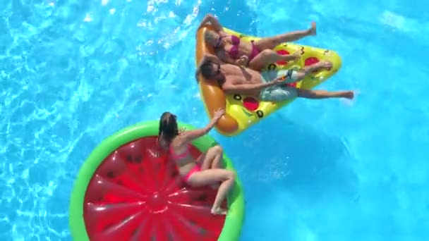 Luchtfoto Vrolijke Vrienden Met Waterpistool Vechten Kleurrijke Floaties Pool Party — Stockvideo