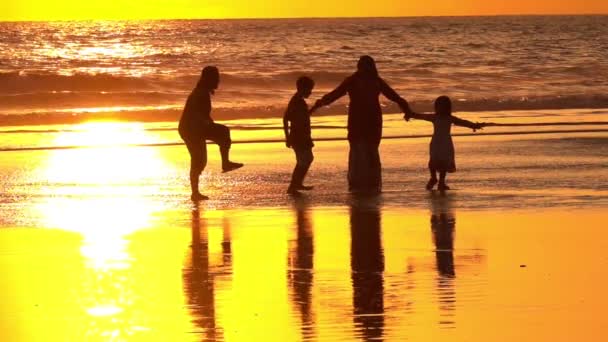 슬로우 Silhouetted 회교도 발리에서 꿈꾸는 해변에 석양에 Splashing 바다를 어머니와 — 비디오