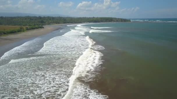 Aérial Voler Dessus Vagues Océaniques Sales Mousseuses Contaminées Par Des — Video