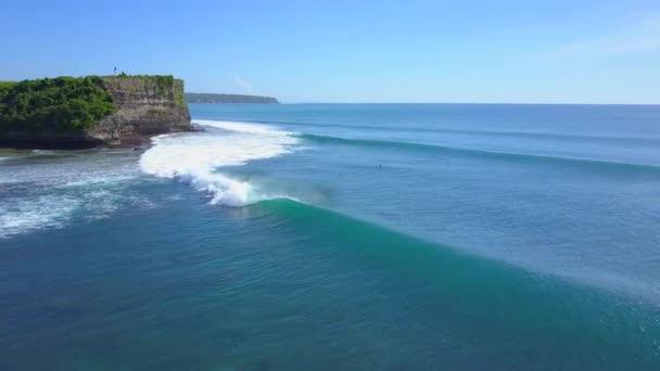 Aeriale Principianti Surfisti Professionisti Fila Assistere Onda Rottura Nella Soleggiata — Video Stock