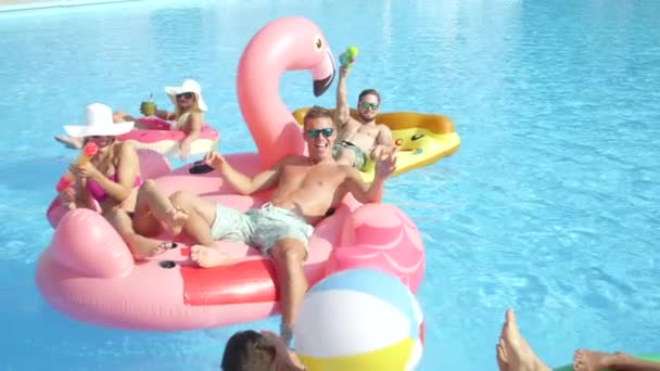 Genç Insanlar Yavaş Gülümsemek Gülümseyen Renkli Floaties Havuzu Parti Mutlu — Stok video
