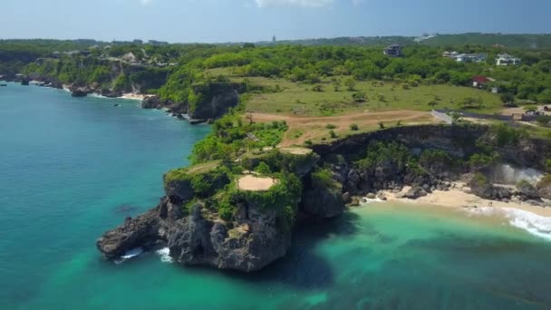 Antenowe Pływające Powyżej Ogłuszania Egzotyczne Plaży Balangan Luksusowy Hotel Skalistym — Wideo stockowe