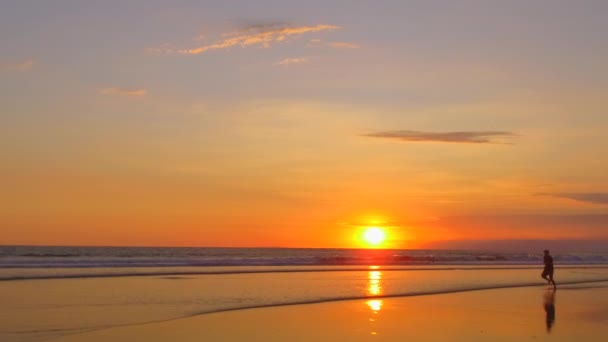 Slow Motion Jovem Correndo Descalço Longo Praia Areia Molhada Salpicando — Vídeo de Stock