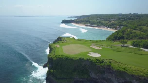 Aerial Flying Beautiful Golf Course Overgrown Rocky Cliff Top Sunny — Stock Video
