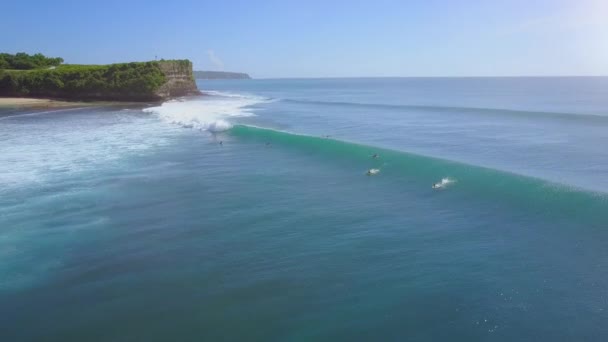 Aerial Surf Falhar Bater Surfista Irreconhecível Caindo Tabuleiro Montar Grande — Vídeo de Stock