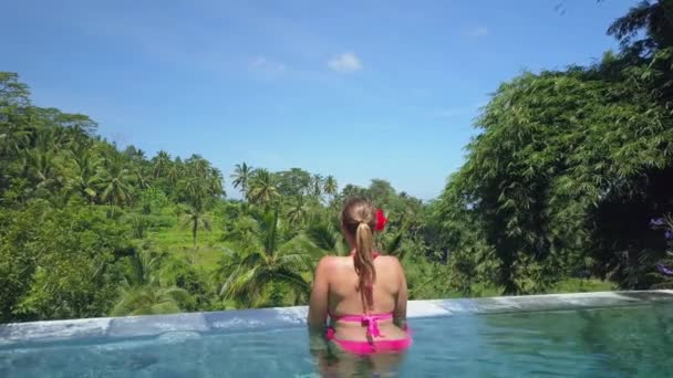 Aerial Cerrar Volando Por Encima Chica Bikini Rosa Traje Baño — Vídeo de stock