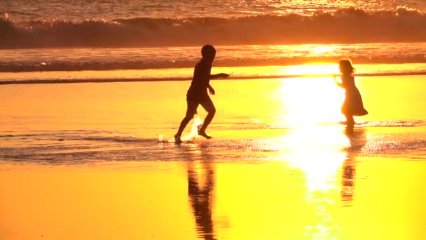 Moción Lenta Cerrar Silhouette Niños Alegres Jugando Playa Arena Ensueño — Vídeos de Stock