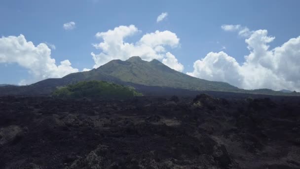 Luchtfoto Close Vliegen Boven Ruwe Steenachtige Zwarte Lava Terrein Grijze — Stockvideo