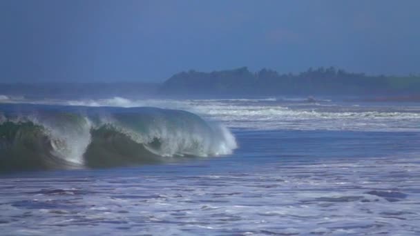 スローモーションをクローズ アップ 大きなバレルの波海の浅い砂州に衝突 壊すと水滴を飛散する巨大な熱帯チューブ波 ビーチに向かって転がりと折りたたみのサーフ海波 — ストック動画