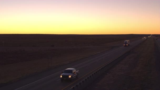 Luchtfoto Close Auto Vracht Semi Vrachtwagens Geladen Met Goederen Rijden — Stockvideo