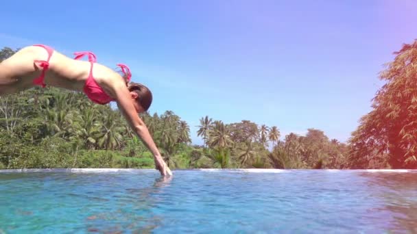 슬로우 플레어 정글에서 럭셔리 리조트 수영장으로 머리를 분홍색 비키니에 즐기는 — 비디오