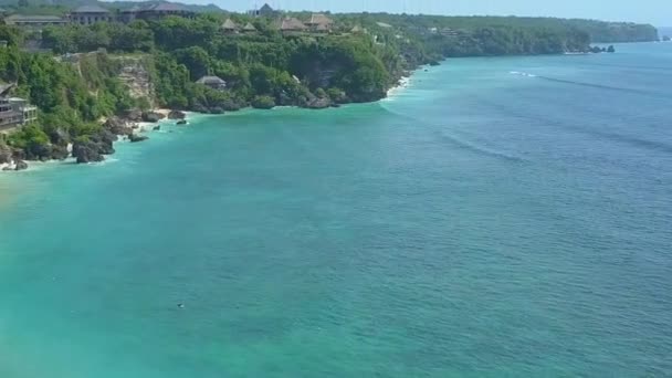 Zoom Aerial Efecto Bungalows Frente Mar Cabañas Hoteles Complejo Lujo — Vídeo de stock