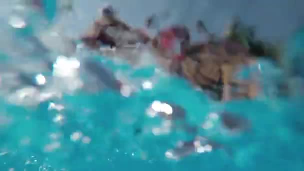Slow Motion Flose Comderwater Caras Alegres Meninas Salpicando Água Piscina — Vídeo de Stock