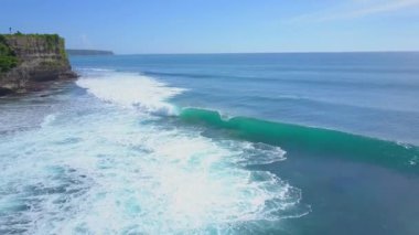 Hava yakın: ne zaman bir resif isabet şiddetle püskürtme waterdrops sıçramasına büyük köpüklü dalga. Tanınmayan sörfçü dışarı hattına kadar kürek çekmeye. Turistler denizde tatil zevk insanlar Yüzme