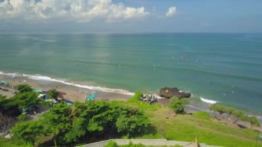 Hava: Bali sörf rüya gibi kumlu plaj ve zümrüt ile giden sahil yolu üzerinde uçan. İnsanlar köpek, tatiller, köpüklü dalgalar yakalamak sanatçısını surfers kalabalıklar zevk turist