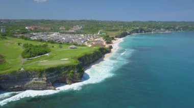 Hava: golf sahası bir kayalık uçurum yukarıda köpüklü okyanus dalgaları üzerinde uçan. Yeşil sahil şeridi, palmiye ağacı orman turistik otellere ve güzel Bali, Endonezya kumlu plaj boyunca lüks evleri