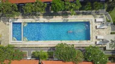 Hava aşağı üst: kafa ilk havuz suyu sıcak güneşli günde ferahlık için içine atlama yaz tatilde tanınmaz halde kadın. Dalış ve lüks Resort boş havuzda yüzme pembe bikini kız