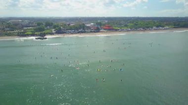 Hava: yukarıda acemi sörfçü doğrultusunda kalabalıklar kadar popüler sörf rüya gibi Bali adasında kum Canggu plajındaki uçan. Okyanus, deniz dalgaları üzerinde yüzen sörf tahtaları insanlarla yüzme turist