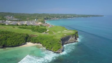 Hava: Lüks Bungalov turizm tesisi ile golf sahası yukarıda mavi okyanus manzaralı kayalık cliffy sahil kenarında uçan. Sörf cenneti, palmiye ağaçları ve Balangan Beach, Bali, Endonezya