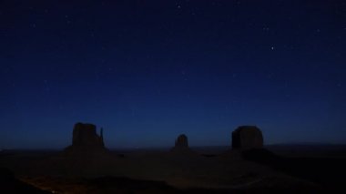 Gece gökyüzü zaman atlamalı: Monument Valley landmark Utah ABD, yıldızlı gece inanılmaz. Yıldızlar ve galaksiler mesa dağlardaki yukarıda dönen milyonlarca gökyüzü temizleyin. Yıldız, meteor, göktaşları ve uçağı