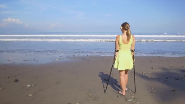 Close Carefree Strong Independent Woman Traveling Crutches Summer Beach Vacation — Stock Video