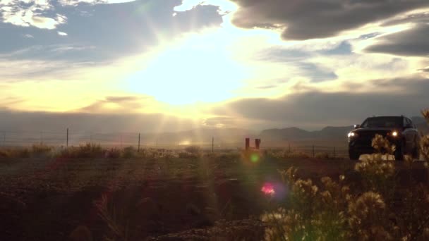 Toz Yüksek Üzerinde Batan Güneşin Batımında Yükselterek Boş Çakıl Yolda — Stok video