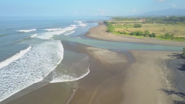 Antenne Flug Über Schmutziges Abwasser Das Landwirtschaftlichen Bauernhof Vorbeifließt Balinesisches — Stockvideo