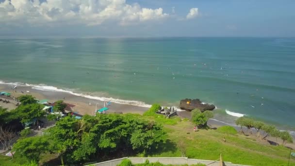 Aerial Voando Acima Estrada Costeira Que Conduz Surfspot Bali Com — Vídeo de Stock