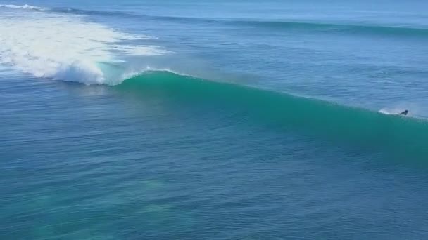 Aerial Close Grande Onda Espumosa Salpicando Violentamente Pulverizando Gotas Água — Vídeo de Stock